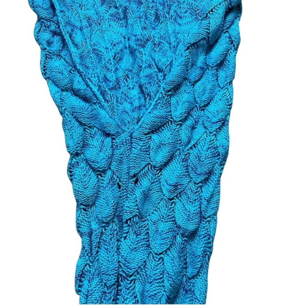 Beautiful mermaid tail knit leg cover